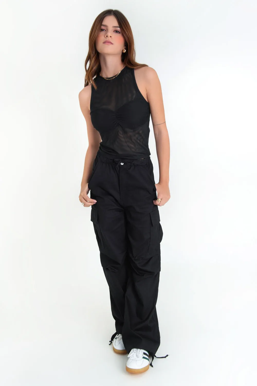 Top de mesh sin mangas detalle en contraste